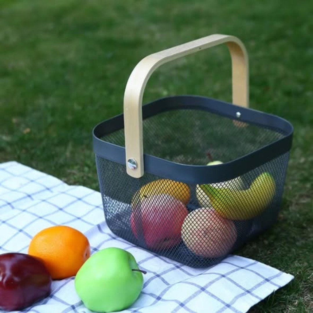 Portable fruits storage basket
