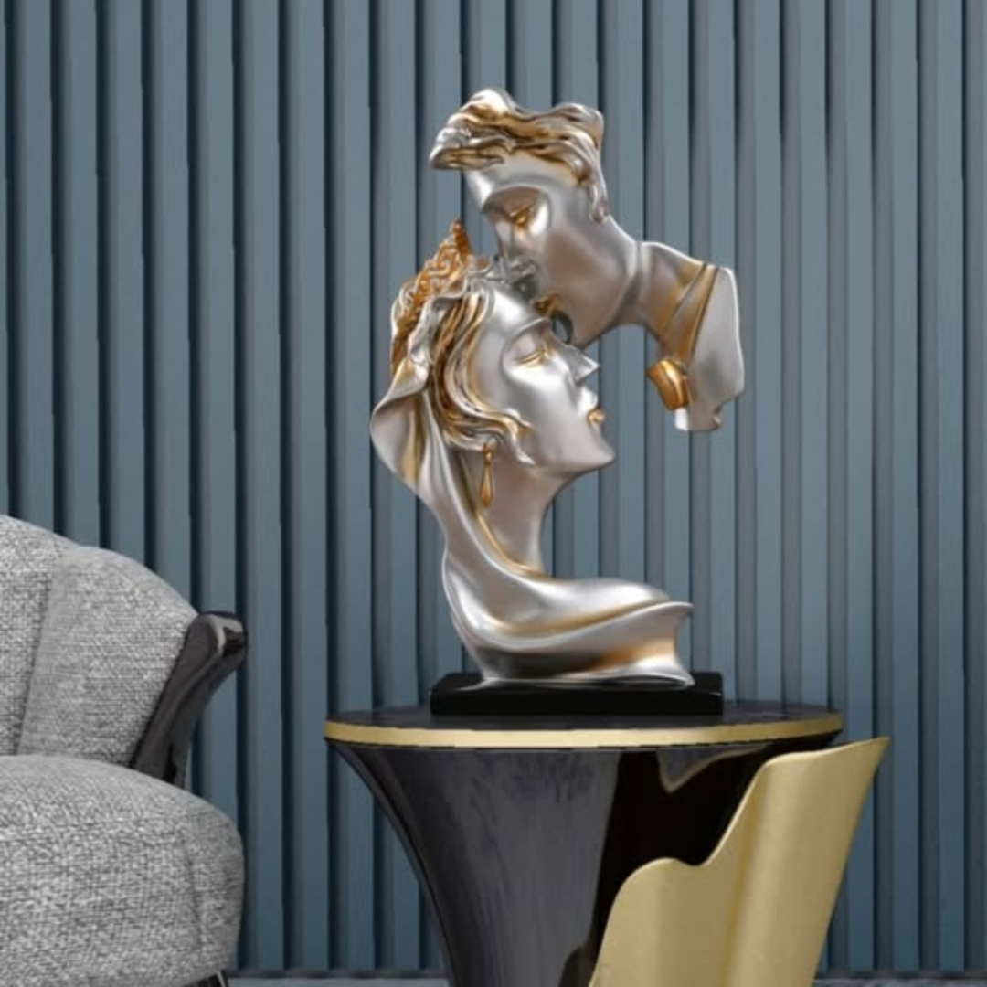 Love kiss couple statue