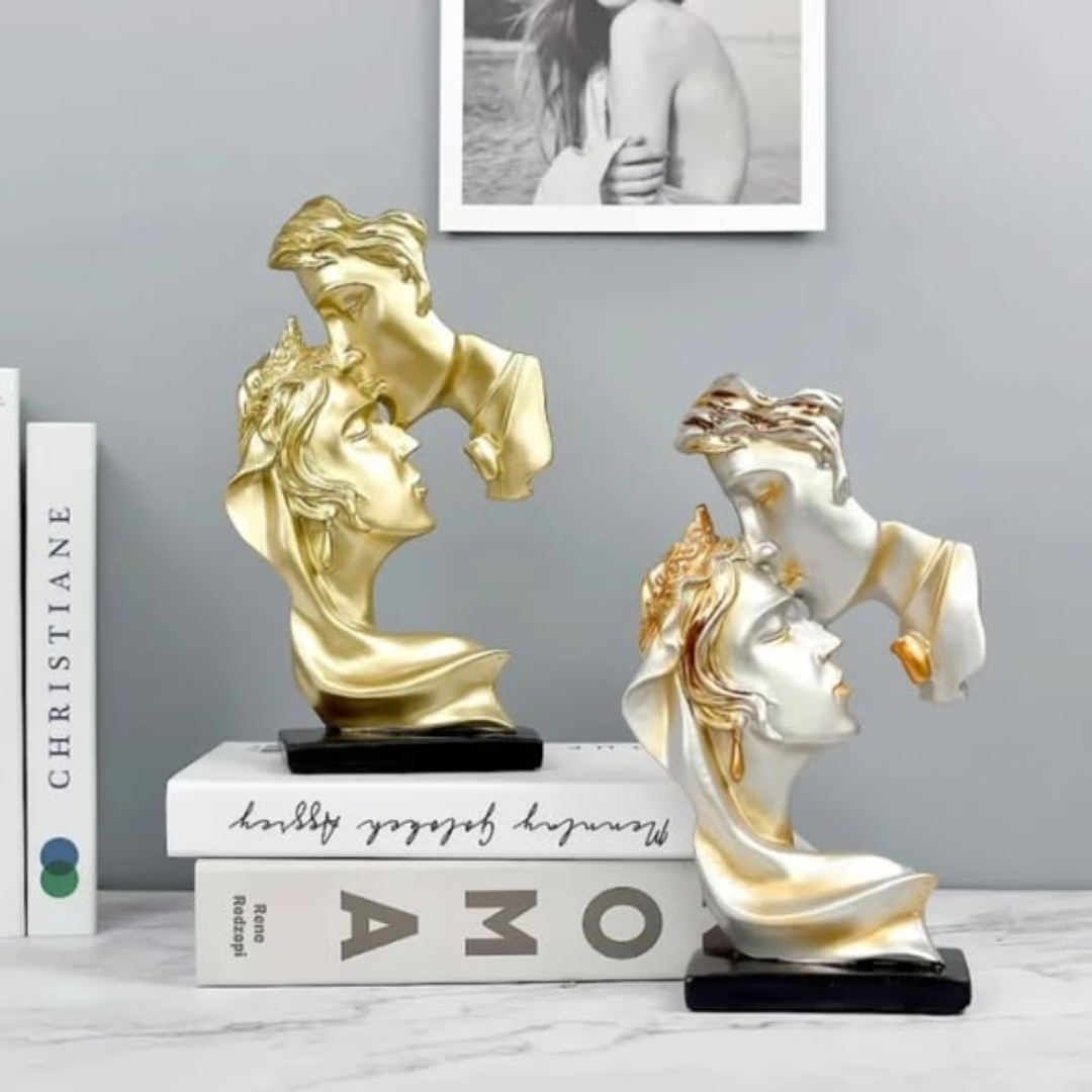 Love kiss couple statue